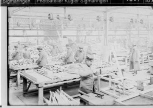 Soldaten der Technischen Betriebe der 27. Infanteriedivision bei Arbeiten in der Schreinerei