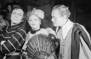 Szenenbilder aus dem Stück "Crispin und der tugendhafte Glücksritter" von Jacinto Benavente im Theater am Schiffbauerdamm Berlin