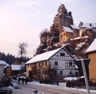 Fränkische Schweiz. Tüchersfeld. Dolomitfelsen mitten zwischen den Häusern : Fränkische Schweiz. Tüchersfeld. Fachwerkhäuser schmiegen sich an die Dolomitfelsen im Ort