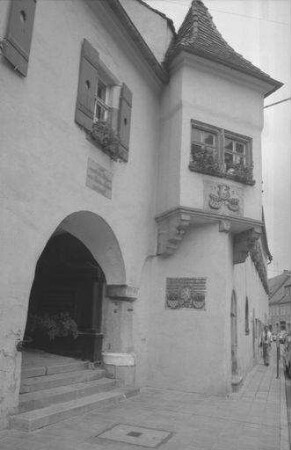 Marktredwitz: Eingang und Erker des Rathauses