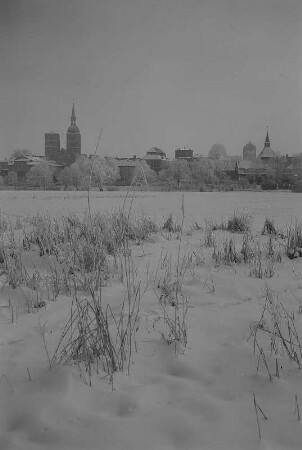 Stralsund. Blick über den zugefrorenen Knieperteich auf die Nikolaikirche und Jakobikirche