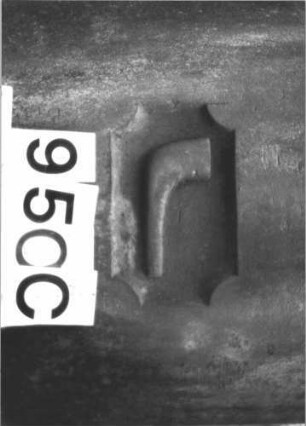 Grabstein 950 (Index: 99899469) Material: Sandstein Zustand: angewittert Maße HxBxT: 173x59x31 cm Beschreibung: Stele mit getrepptem Giebelabschluss, dachartige Aufsätze, im Giebelfeld Blattornamente (Efeu?, Akanthus), auf der Rückseite Schofar Symbolik: Schofar, Efeu?, Akanthus Besonderheit: kulturhistorisch wertvoll / hist.-wiss. Gründe (Gemeindestellung): Grabstein 950C