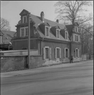 Villa "Emmaus". Straßenansicht des Nebengebäudes mit Kutscherwohnung