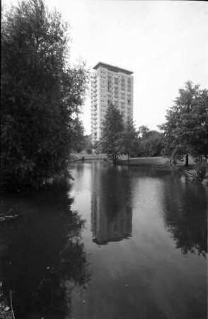 Berlin: Interbau; Objekt 1; in der Spiegelung des Teichs