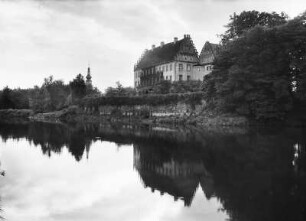 Trebsen. Schloss. Blick über die Mulde auf das Schloss