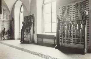 Raumaufnahmen Stallgebäude und Zwinger : Dresden, Johanneum, Obergeschoss. Historisches Museum, Kriegswaffensaal. Aufnahme 1942 vor der Bergung