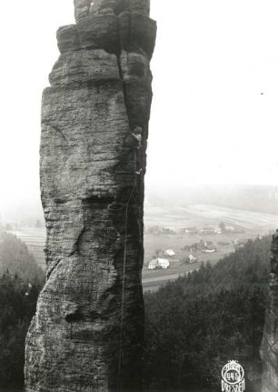 Böhmische Schweiz ( České Švýcarsko), Eiland (Ostrov). Emporturm (Vztyčená věž). Seilschaft Karl Ullrich am AKV-Weg (Ostweg, VIIa)