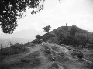 Auf dem Berg : Blick über eine Bergkuppe auf ein Haus