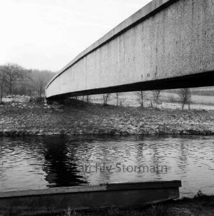Trave: Spannbetonbrücke für Fußgänger und Viehtrieb