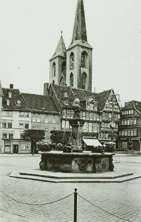 Halberstadt, Holzmarkt : Halberstadt. Holzmarkt mit Martinikirche