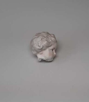 Putto an eine Urne gelehnt