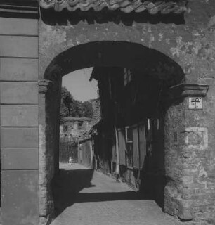 Stralsund. Blick durch einen Tordurchgang auf eine Gasse