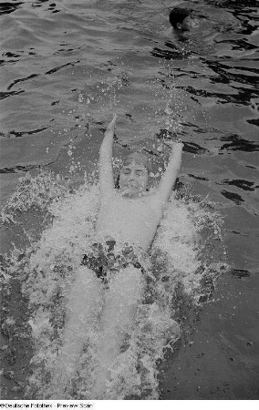Junge beim Schwimmen im Freibad