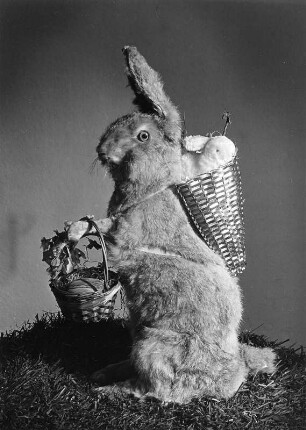 Osterhasenbilder. Sitzender Osterhase mit Kiepe
