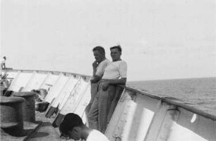 Brasilien. Bordleben. Zwei Besatzungsmitglieder eines Passagierschiffes an Deck