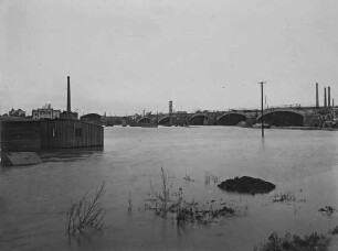 Hochwasser der Weser während der Bauzeit des Wasserstraßenkreuzes Minden