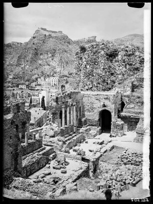 Taormina, griechisches Theater. Blick nach Castello Saraceno