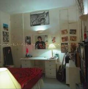 Jugendzimmer mit Spiegelbild eines Jugendlichen (Altersgruppe 18-21)