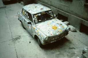 Trabant mit Werbeaufklebern und Stickern