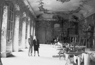 Johannes Sievers und Margarete Kühn in der Goldenen Galerie im Neuen Flügel von Schloss Charlottenburg während der Rekonstruktion