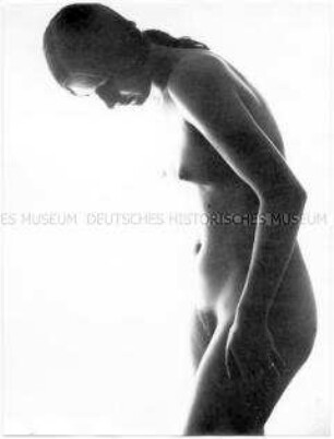Sich nach vorne beugender Frauenakt (Altersgruppe 18-21)