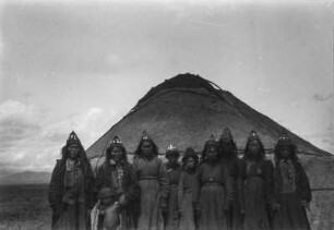 Gruppenportrait : Portrait einer Gruppe aus Zentralasien in traditioneller Kleidung vor einer Jurte im Tian Shan Hochgebirge