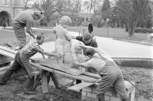 Aufstellung einer "Puttengruppe mit Karpfen" des Karlsruher Bildhauers Wilhelm Kollmar im Botanischen Garten