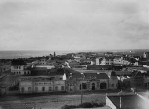 Swakopmund; nach Norden zu, mit Leuchtturm.