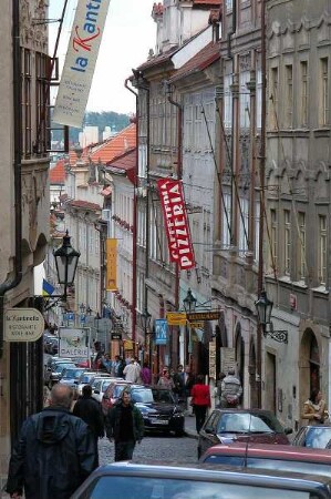 Prag - Gasse auf der Kleinseite : Abschüssige Gasse auf der Kleinseite. Aufgenommen in Prag 2004