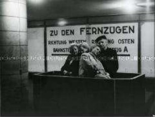Müde reisende Frauen warten im Bahnhof auf einen Fernzug