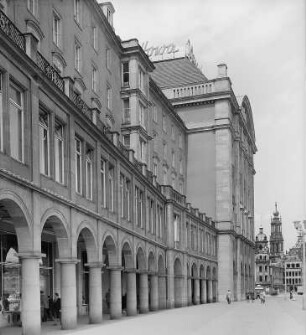 Warenhaus "Howa" : Dresden, Altmarkt. Ansicht mit Wohn- und Geschäftshäusern und Warenhaus "Howa" (Warenhaus "Centrum")