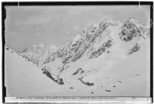 Stubaier Alpen. Dresdner Hütte (2308 Meter) mit Trögler (2901 Meter), Peilspitze (2823 Meter) und Peiljoch (2678 Meter)
