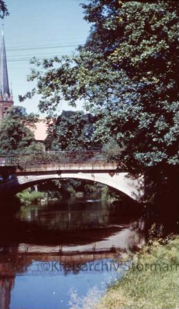 Kurparkallee: Bestebrücke, im Hintergrund Peter-Paul-Kirche