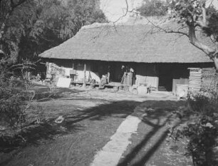 Bauernhaus in Kokubunji : Ansicht mit vor dem Haus sitzenden Bewohnern