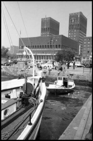 Oslo: Rathaus, Vordergrund Boote