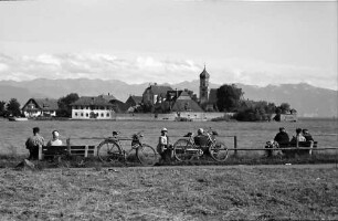 Wasserburg: Blick auf See, Halbinsel und Berge