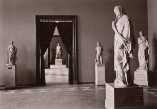 Skulpturensammlung im Albertinum : Dresden, Albertinum, Skulpturensammlung. Blick vom Saal der Herkulanerin auf den Dresdner Zeus