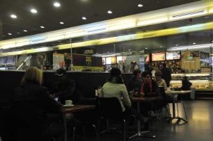 Girona - Café im Hauptbahnhof : Café im Gebäude des Hauptbahnhofs, aufgenommen am 16. April 2012 in Girona