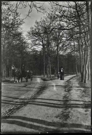 Paris. Louise Mayer im Bois de Boulogne