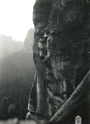 Sächsische Schweiz, Schrammsteine. Falkenstein. Seilschaft Paul Illmer im Ausstiegsriß des Illmerweges (VIIc)