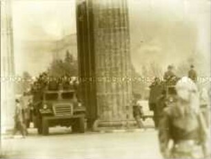 Panzerwagen riegeln das Brandenburger Tor ab