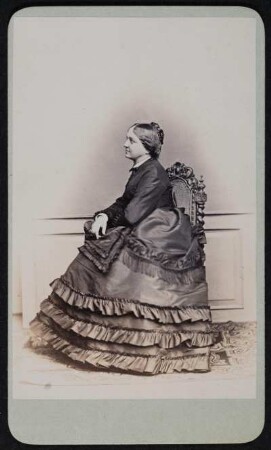 Porträt Bertha von Weber (1835-1903; Schauspielerin). Albuminabzug auf Karton (Carte-de-visite mit Atelieraufdruck verso)