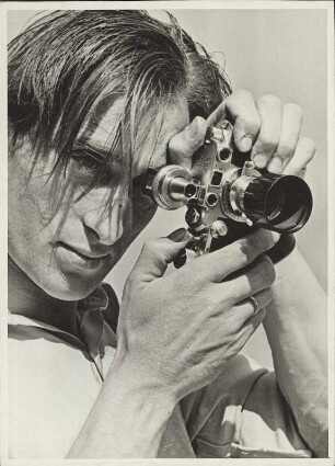 Ein wahrhaft unerhofter Bildermacher : Fotograf beim Auslösen der Kamera (Rollei ?)