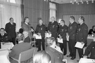 Verleihung des Feuerwehrehrenabzeichens an sechs Mitglieder der Karlsruher Berufs-, Werks- und Freiwilligen Feuerwehren