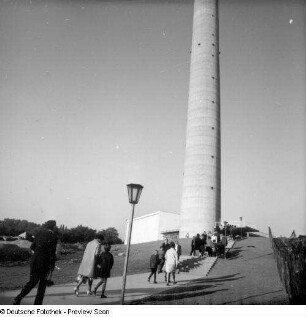 Dresden-Wachwitz. Fernsehturm (1964-1969; K. Nowotny, H. Rühle, J. Braune; monolithischer Stahlbetonmast, H. gesamt 252 m). Weg zur Eingangsplattform