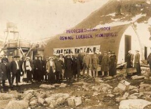 Spitzbergen. Smerenbergbucht. Touristen vor der Wellmannhütte