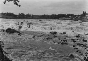 Wasserfall des Piraciba : Wasserfall des Paraciba mit Stromschnellen und Felsen im Wasser in der Nähe der gleichnamigen Stadt.
