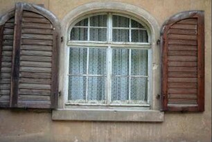 Fenster mit Fensterladen an der Gaststätte "Zum alten Freund"
