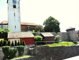 Ansicht von Norden mit Kirche über Kirchhofmauer (Wehrgang abgetragen) und Nordwest-Rundturm (runder Wehrturm-eckständig)
