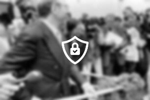 Bundesautobahn 20: Hamberge: erster Spatenstich: Festakt: Bundesminister für Verkehr [Name maskiert] und Ministerpräsidentin des Landes Schleswig-Holstein [Name maskiert] mit Schaufeln: dahinter Gäste und Kameramann: hinten Mitte Plakate, links Bühne: 7. [Name maskiert]